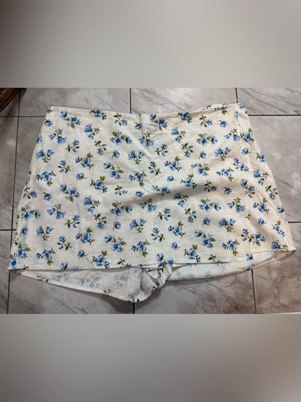Old Navy White Floral Women’s Shorts with Blue Flowers